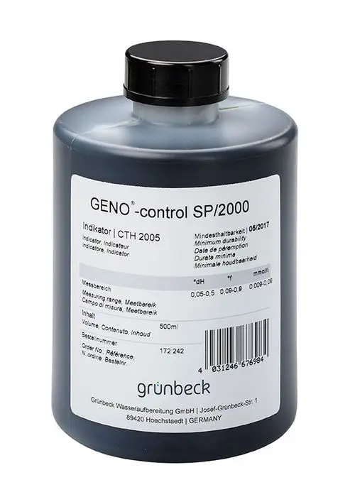 Schwarze Flasche mit grauem Deckel. Auf dem Etikett sind Messbereich, Inhalt von 500 ml und Markenname Grünbeck abgedruckt. Inhaltsangaben in mehreren Sprachen.